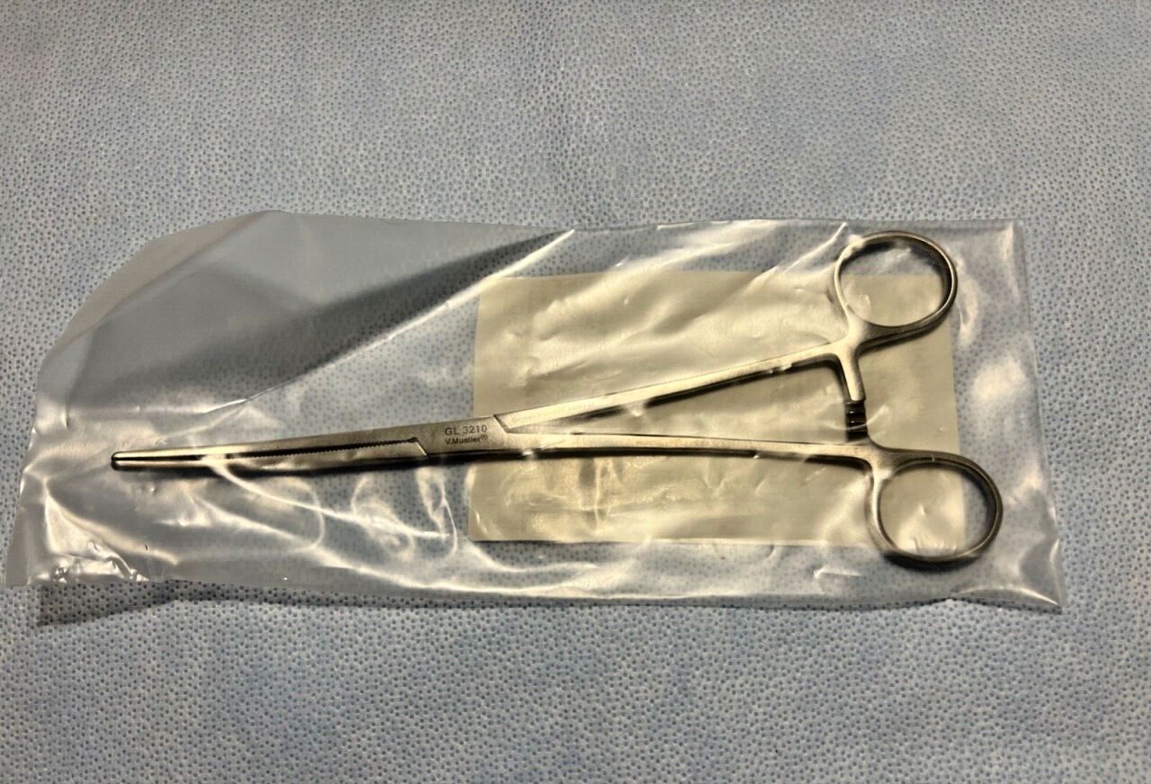 V. MUELLER GL3210 Rochester-Pean Hysterectomy Forceps Curved Serrated 8-7/8"