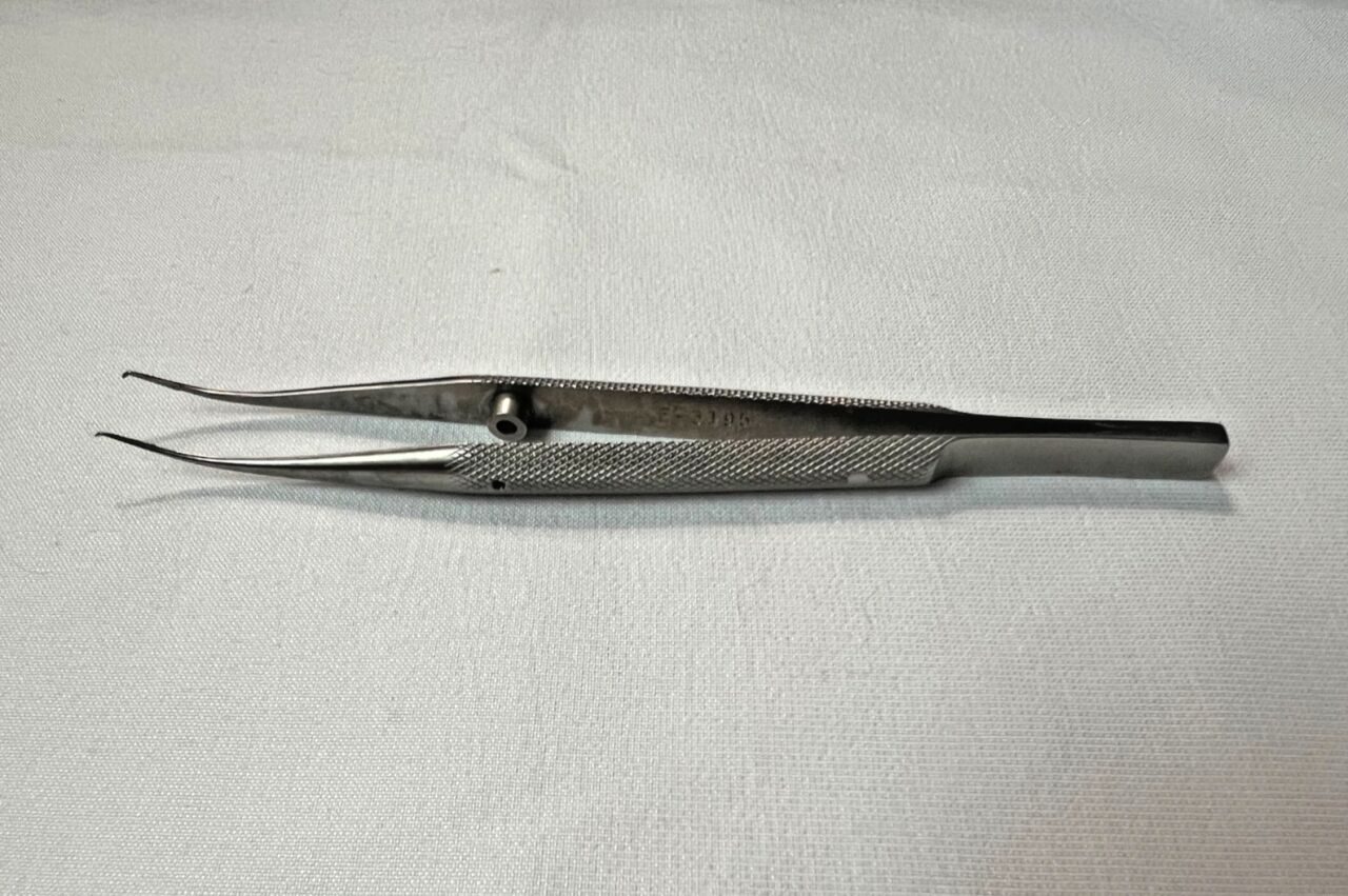 STORZ E3195 Girard Corneoscleral Colibri Right Forceps 0.12mm 1x2 Teeth — photo 1
