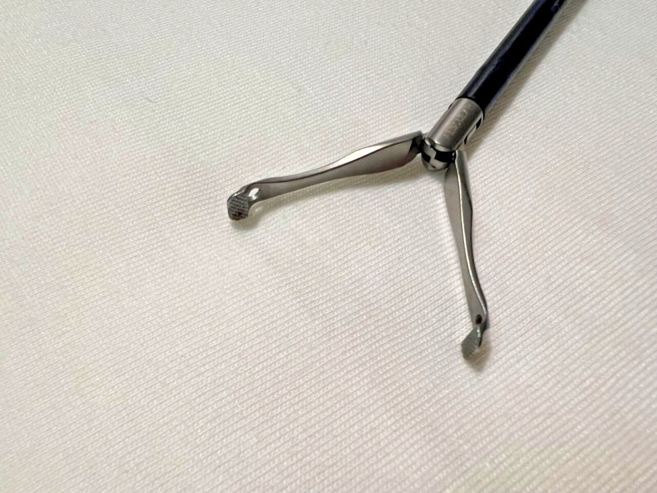AESCULAP PO765R ADTEC Monopolar Laparoscopic Babcock Grasping Forcep 5mm X 34cm — photo 3