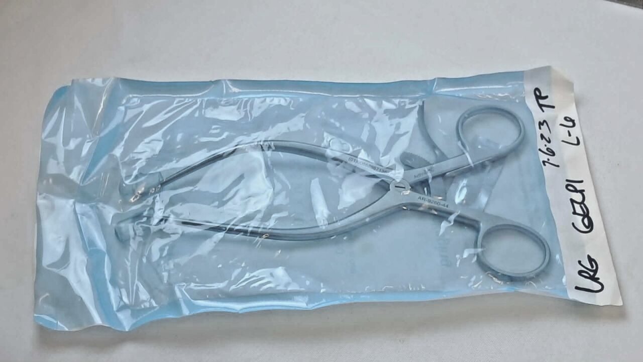 ARTHREX AR-9260-44 Gelpi 2 Prong Sharp Tip Retractor 7.25" Length — photo 2