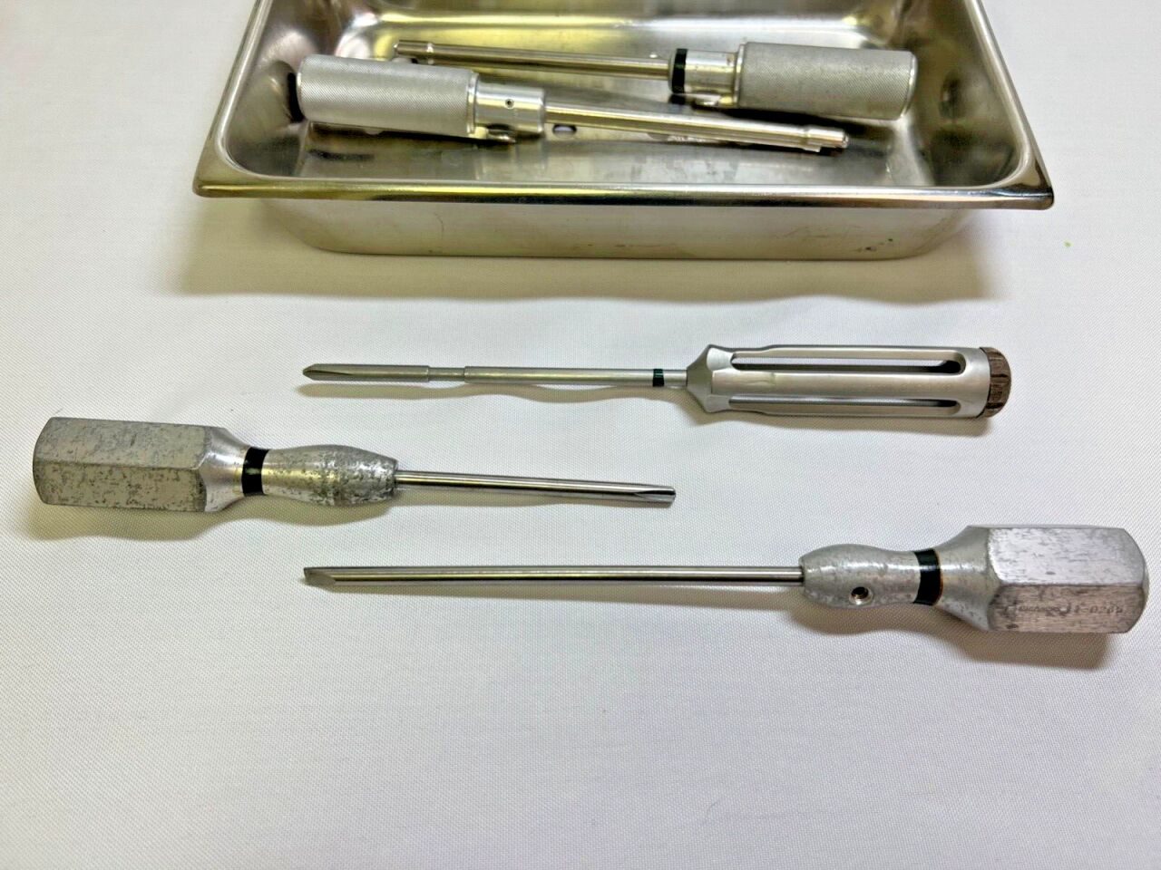 HOWMEDICA  RICHARDS Cruciform & Flat Drivers w/ Tray Orthopedic - Lot of 5 — photo 2