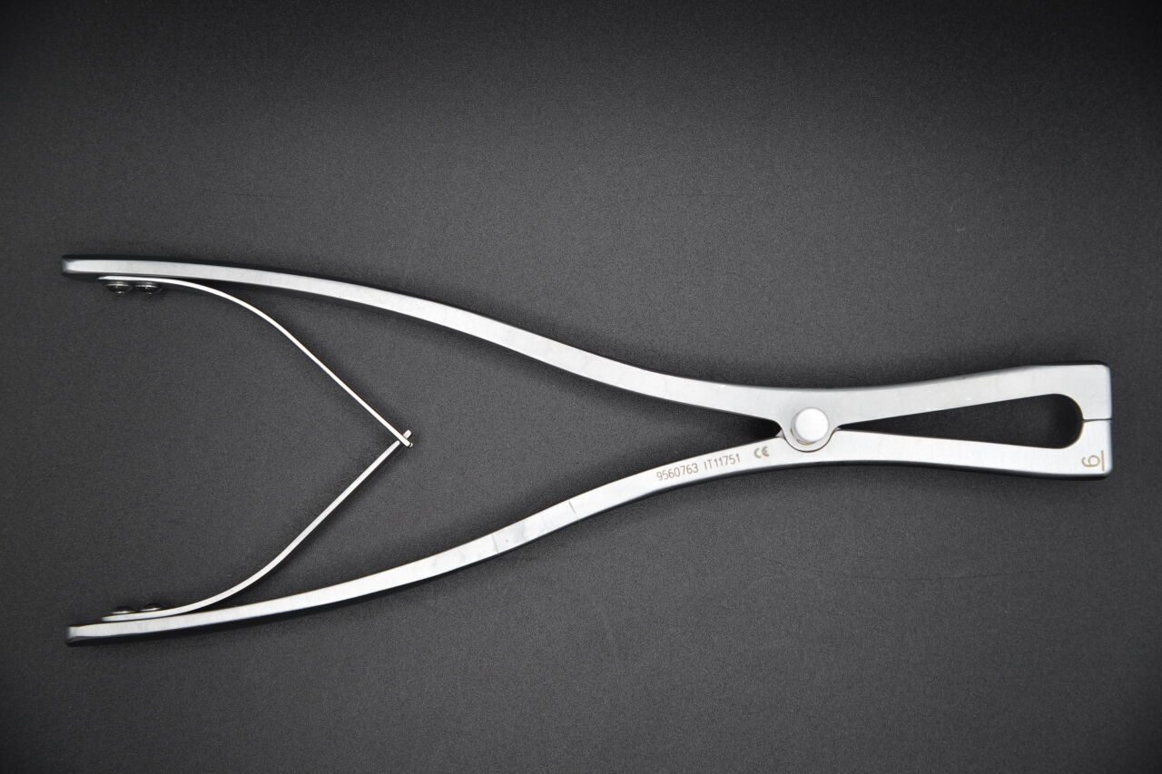 MEDTRONIC 9560763 METRx 60mm Opener / Closer Instrument