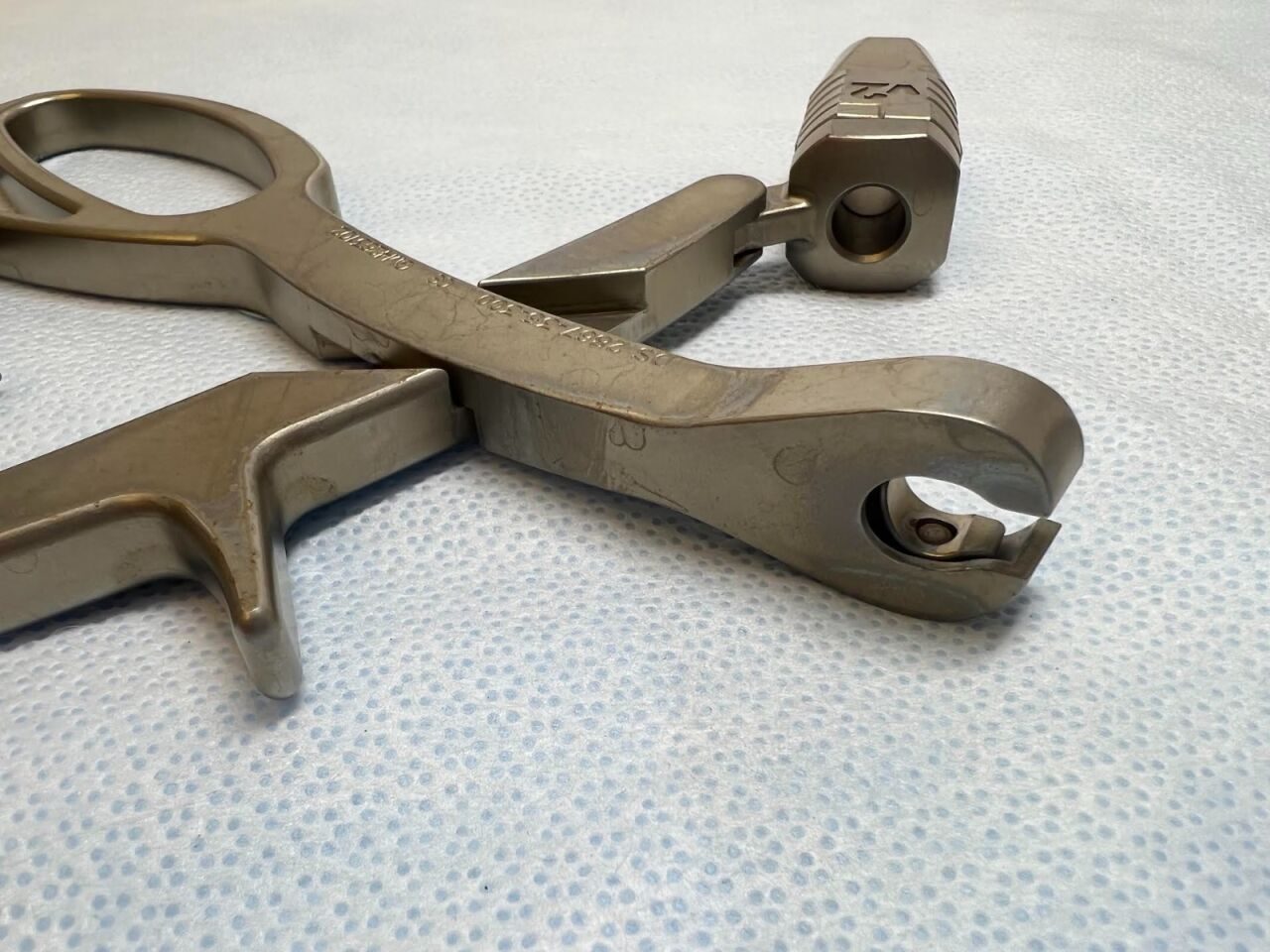 SYNTHES 2867-35-300 2 Rod Approximator Pistol Grip — photo 1