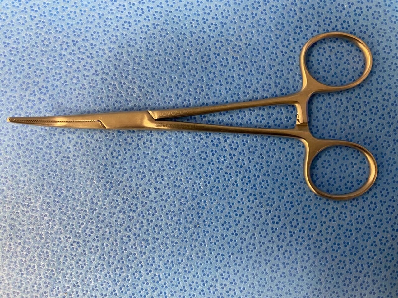 NOVO SURGICAL G2684-25 Crile Forceps Curved Tips 5 1/2"