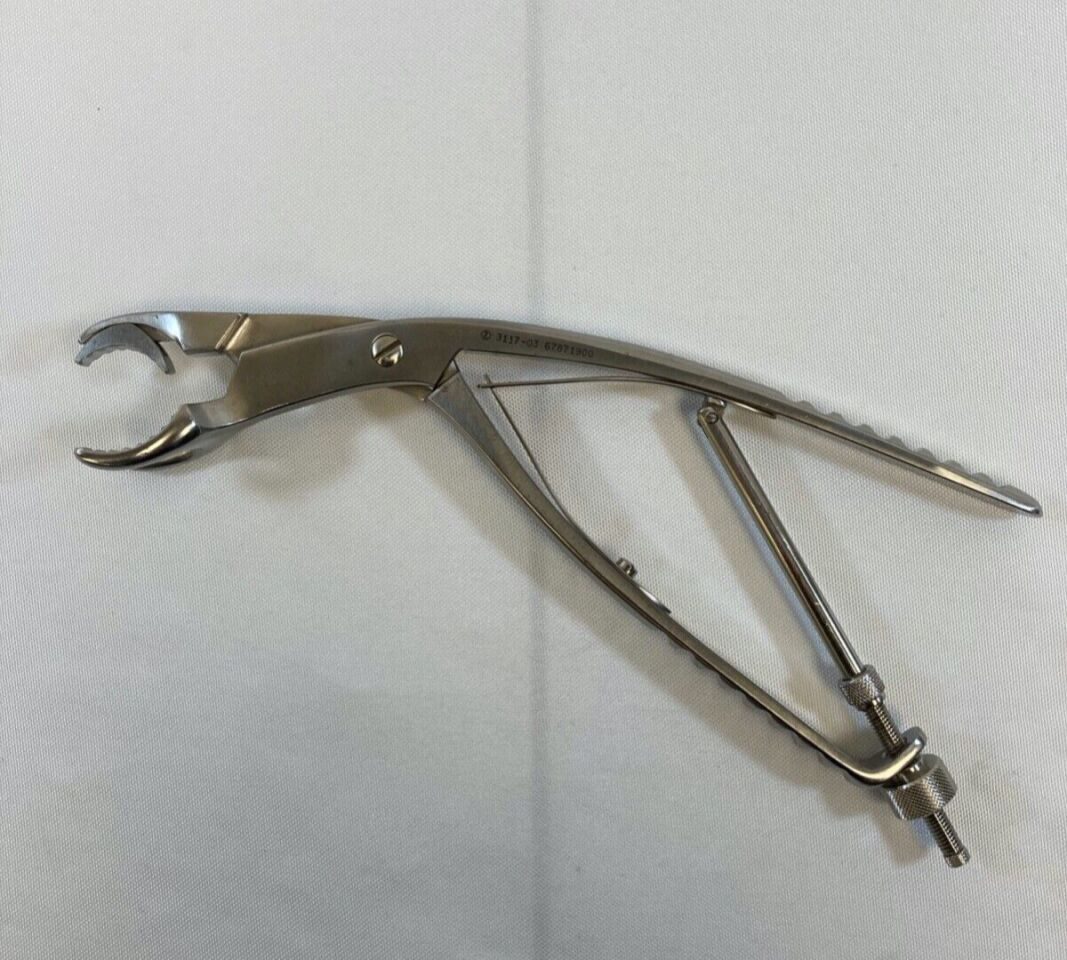 ZIMMER 3117-03 Self-Retaining Bone Forceps 2 Prong Swivel Angled Jaw — photo 1