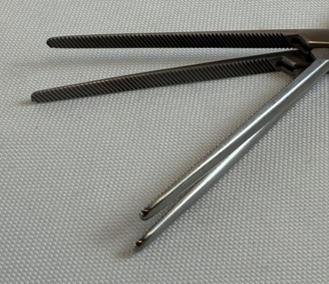 MILTEX 16-108 Pair of Baby Doyen Clamps Intestinal Forcep Diagonal Serrations 7" — photo 3