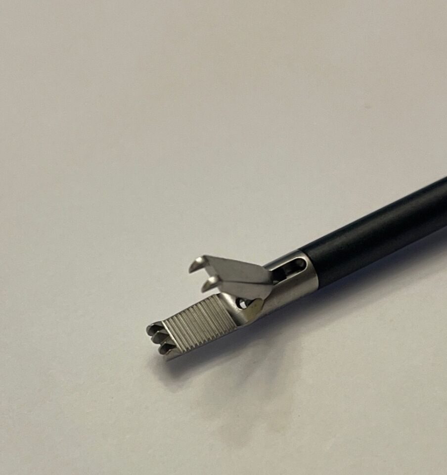 AESCULAP PO961R AdTec 5mm x 45cm Ratchet 2x3 Tooth Flat Nose Grasper — photo 3