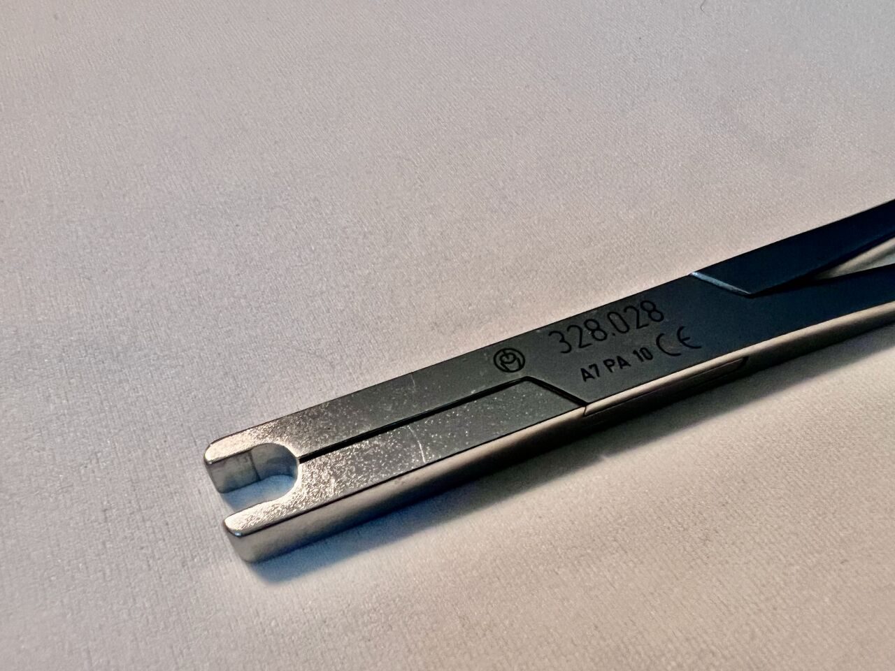 SYNTHES 328.028 Scissor Grip 6mm Straight Holding Forceps — photo 2