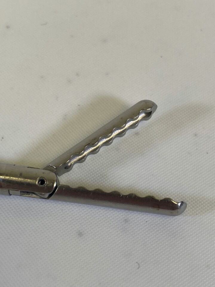 SYMMETRY 32-5127 Wavy Atraumatic Monopolar Grasper w/ Pressure Lock 5mm x 33cm — photo 4