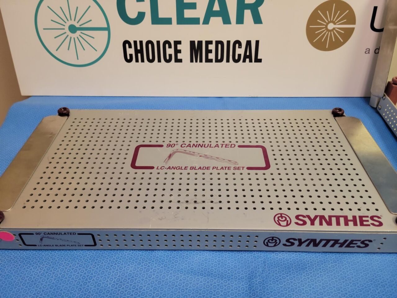 SYNTHES 90° Cannulated LC-Angle Blade Plate Set Plate Set — photo 1