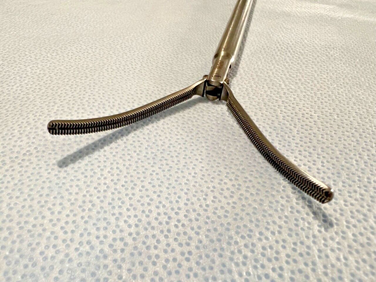 SNOWDEN-PENCER 90-6359 Curved DeBakey Clamp 10mm Laparoscopy — photo 2