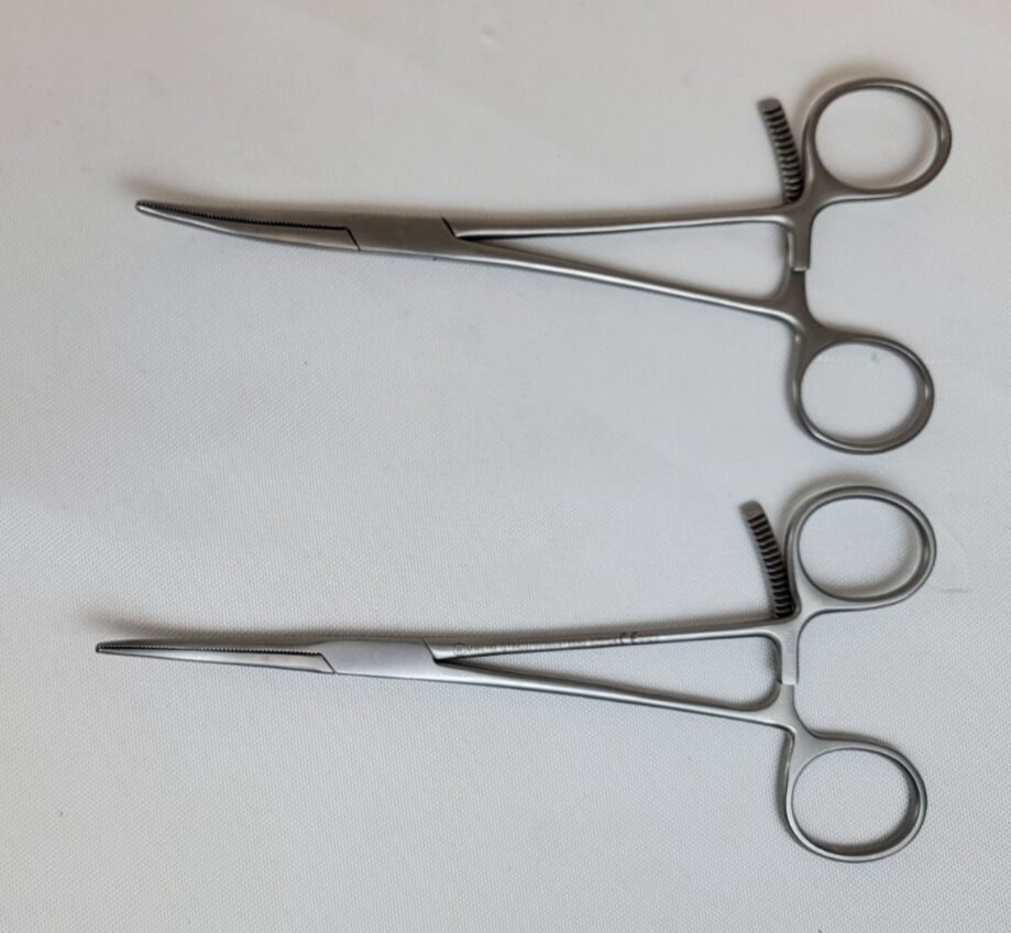 TORNIER  Crile Hemostatic Forceps Curved Jaws 7-1/2" Set of 2