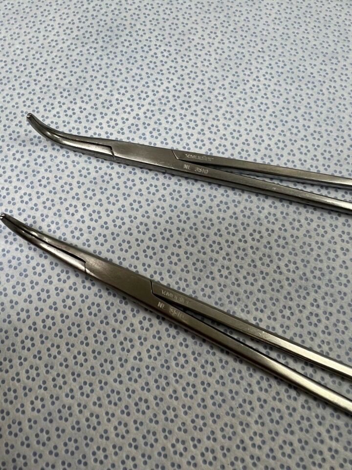 V. MUELLER NL-3510 Adson Hemostatic Forceps Curved Serrated Tips Set of 2 — photo 2
