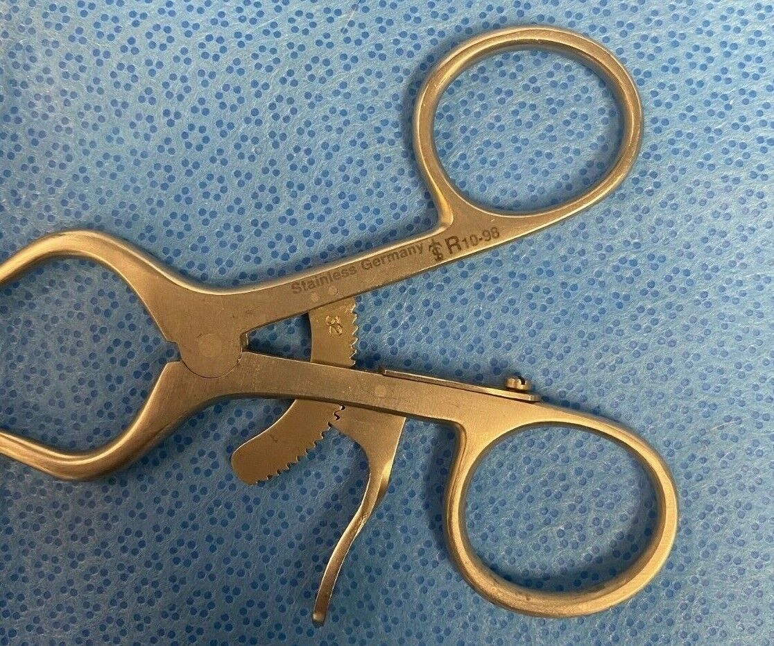 V. MUELLER SU3195 Beckman Retractor Hinged Arms 3 X 4 Sharp Prongs 6-3/4" — photo 3