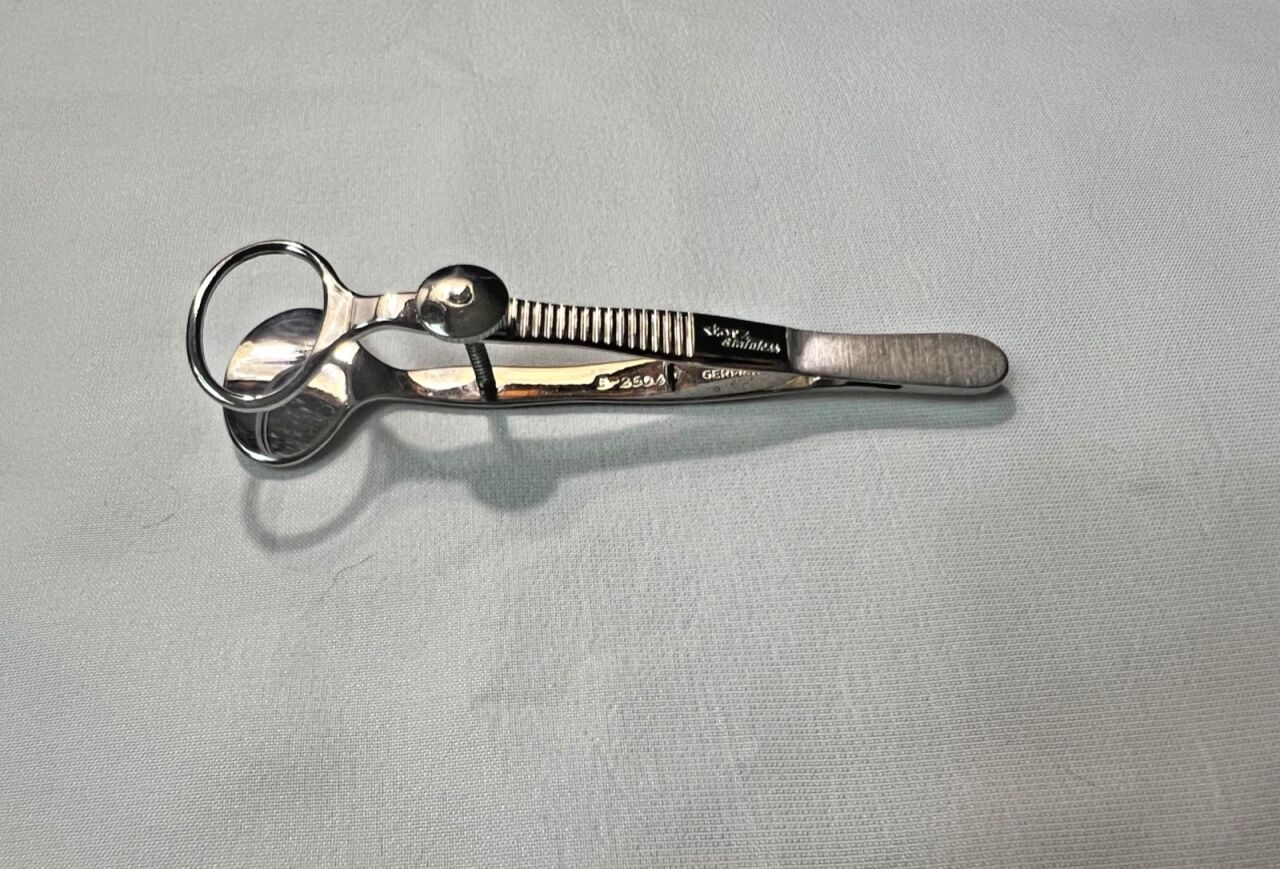 KARL STORZ E2604 Demarres Chalazion Forceps 24mm Lower & 12x20mm Upper Plates 3.6" Length