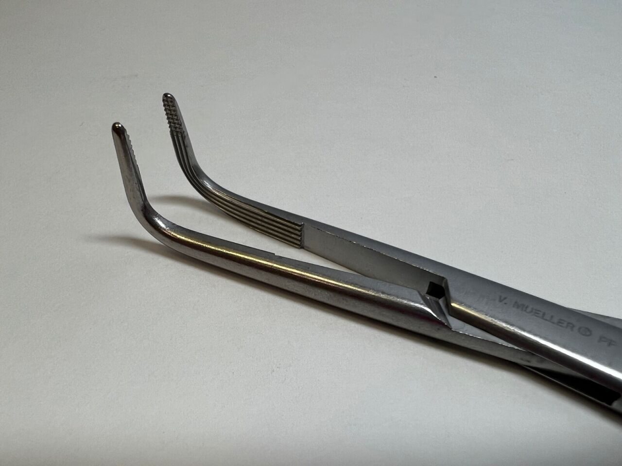V. MUELLER CH1725 Forcep 8-1/2" Cross Serrated Tips w/ Longitudinal Serrations — photo 3