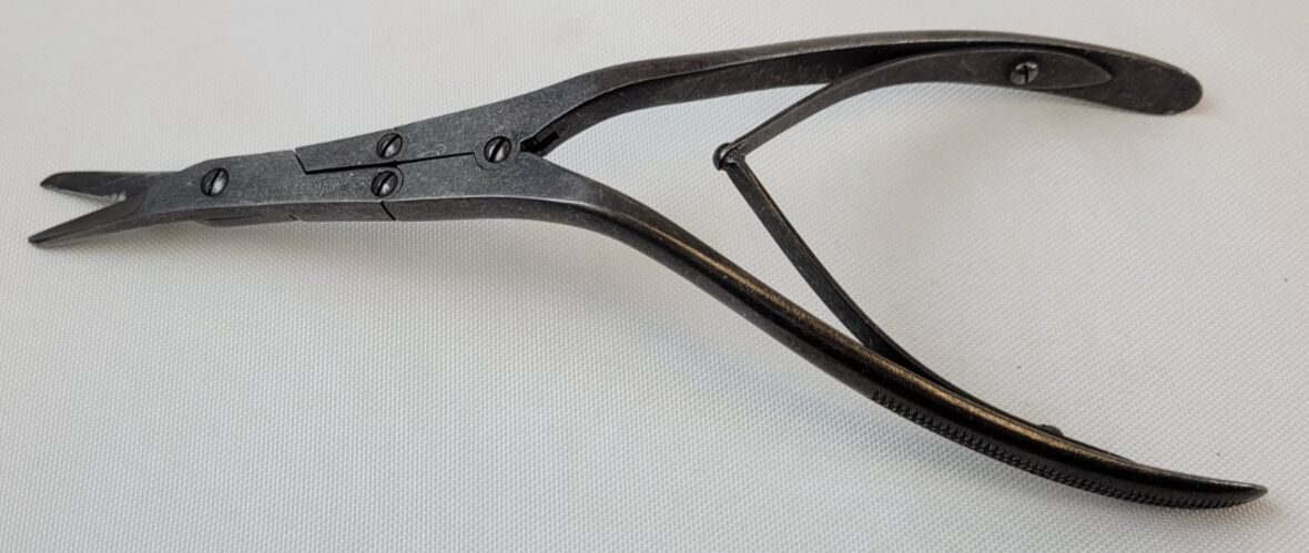 RICHARDS 27-4010 Caplan Nasal Scissors Angled Blades Serrated Grip Ebony