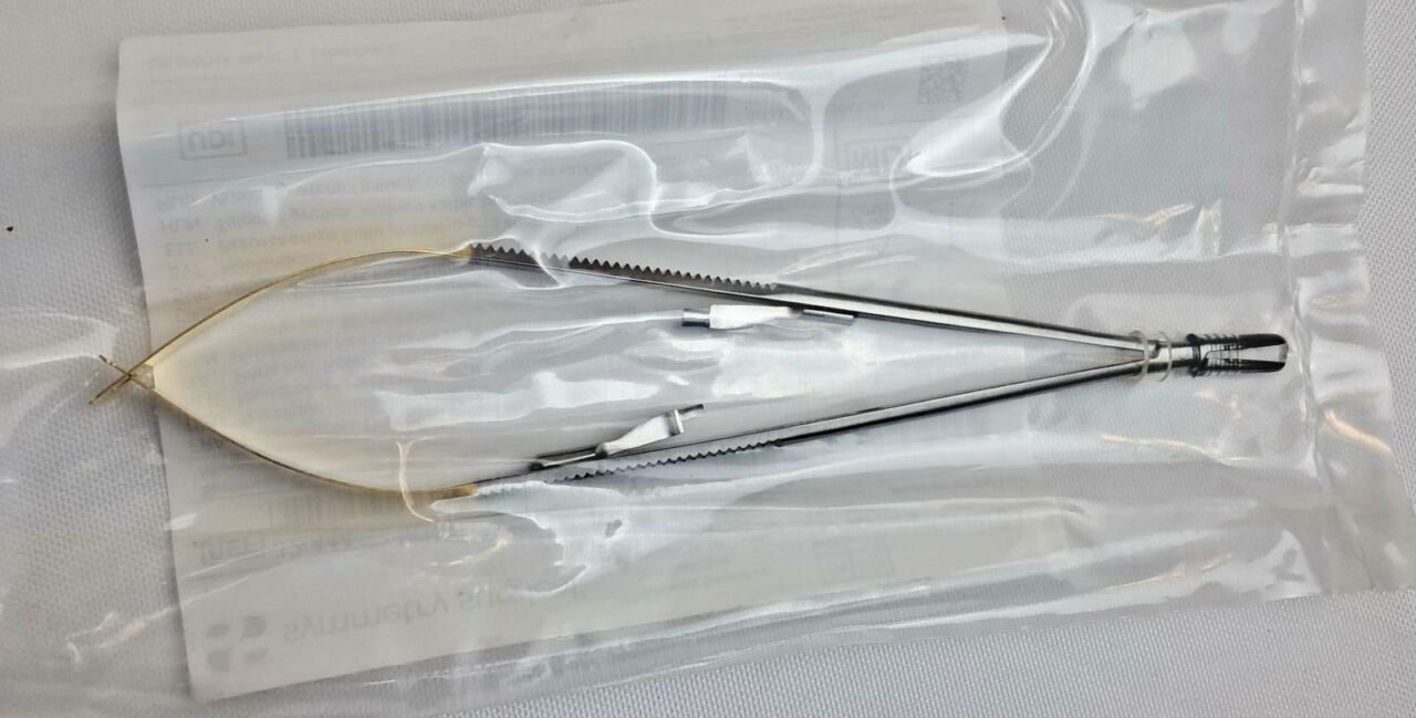 SSI ULTRA 32-444 7" Flat Handle T/C Jaws Castroviejo Needle Holder w/ Catch — photo 2
