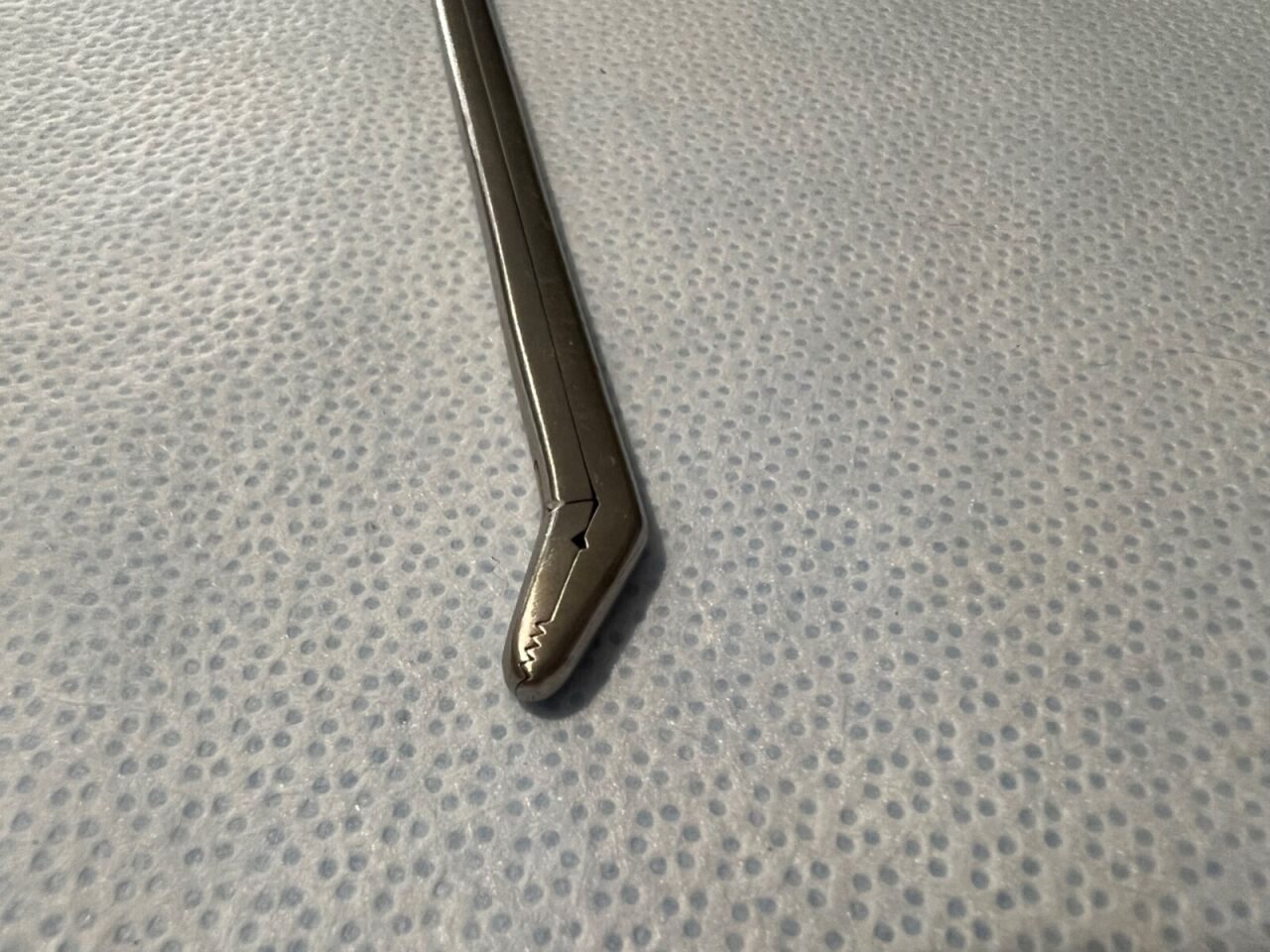 SYNTHES 2027-16-104 TLIF 4mm Angled 12" Pituitary Rongeur — photo 3