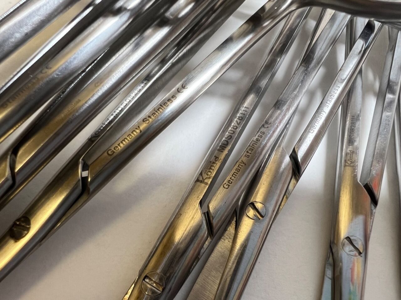 KONIG MDS0828111 Lot of 9 Surgical Curved Scissors on Stringer — photo 2
