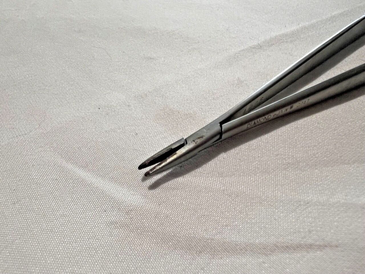 SNOWDEN-PENCER 0447 8-1/2" Diamond-Jaw Castroviejo Needle Holder Smooth Jaw — photo 2