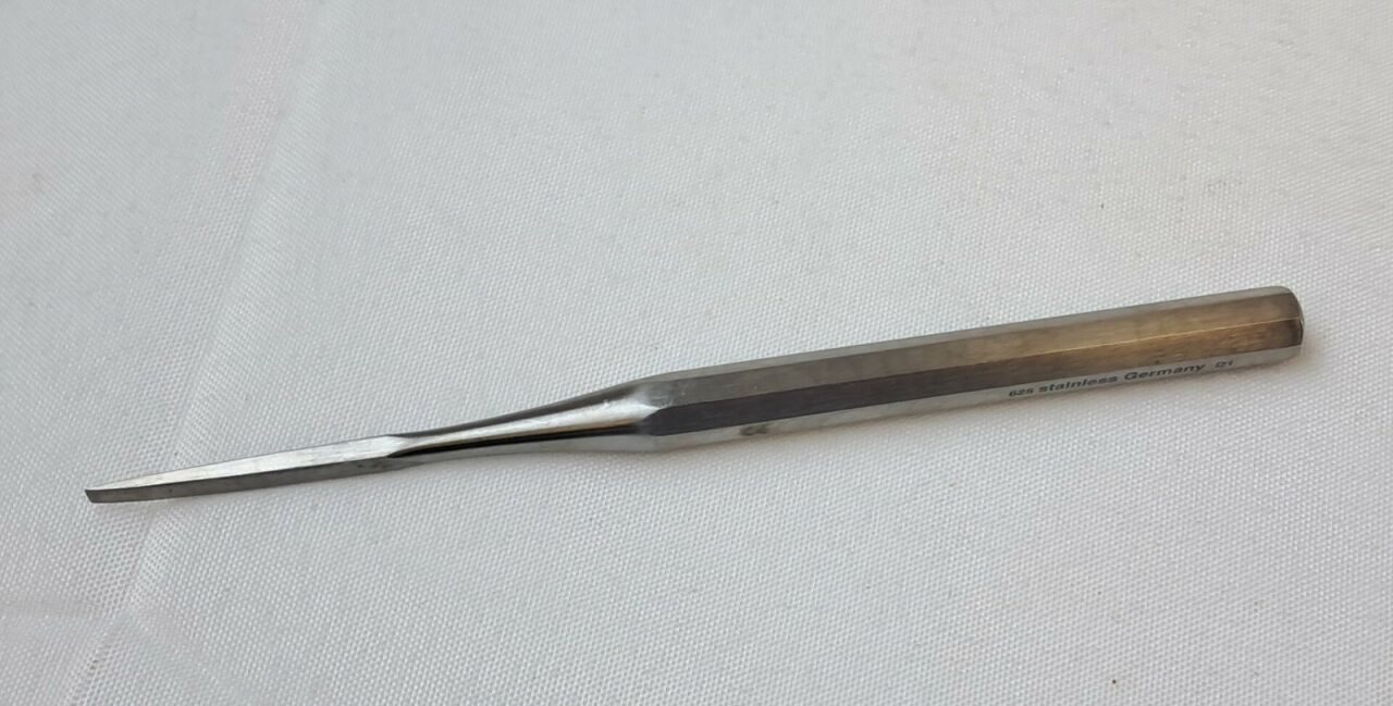 DJO 804-08-027 3mm Straight Surgical Osteotome/Chisel — photo 1
