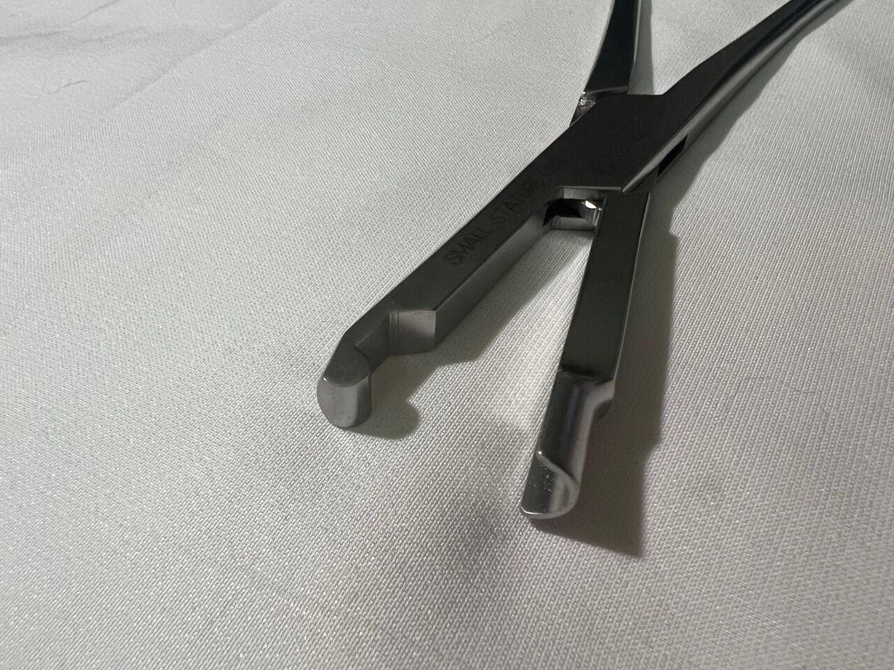 SYNTHES 388.522 USS Small Stature Hook Holding Forceps For Dual Opening Implants — photo 3