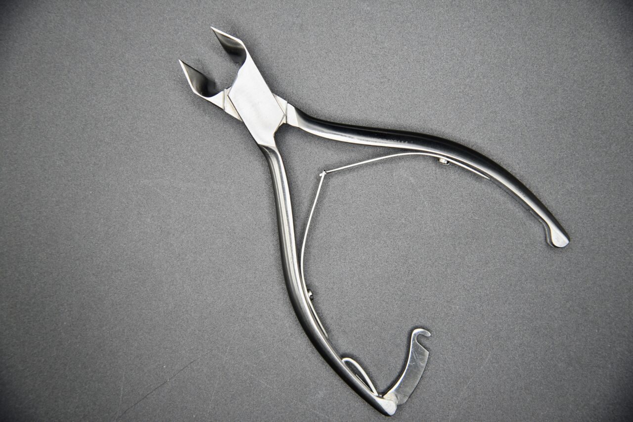 MEDLINE MDS7433114  Konig Double Spring with Catch Nail Nipper