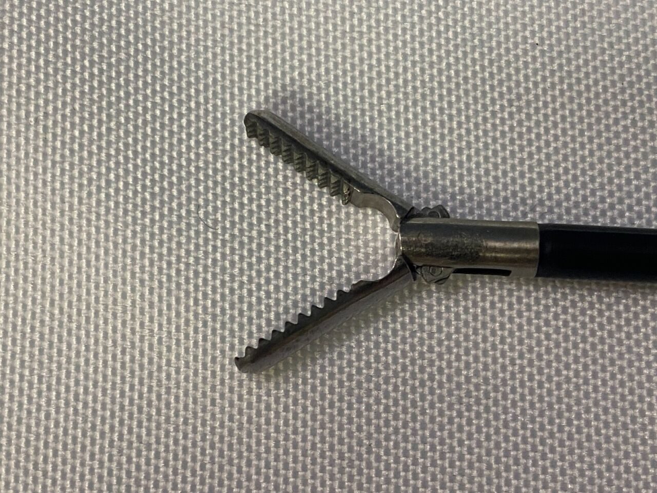 SNOWDEN-PENCER 32-9545 5mm 32cm Diamond Jaw Grasping Forceps — photo 5