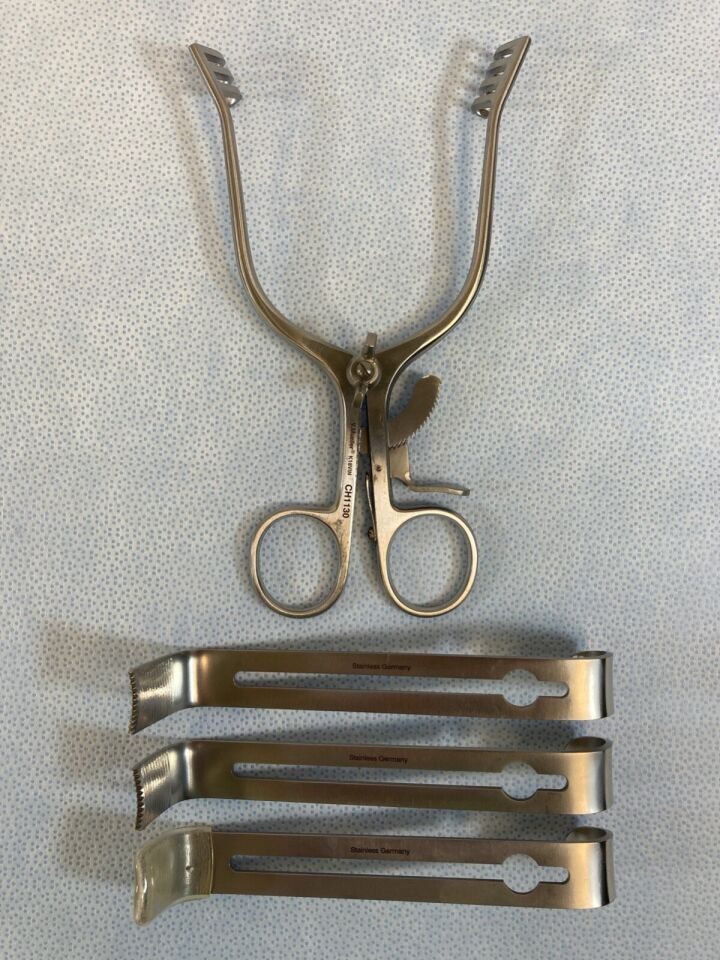V. MUELLER CH1130 Retractor w/ 3 Center Blades Original Size