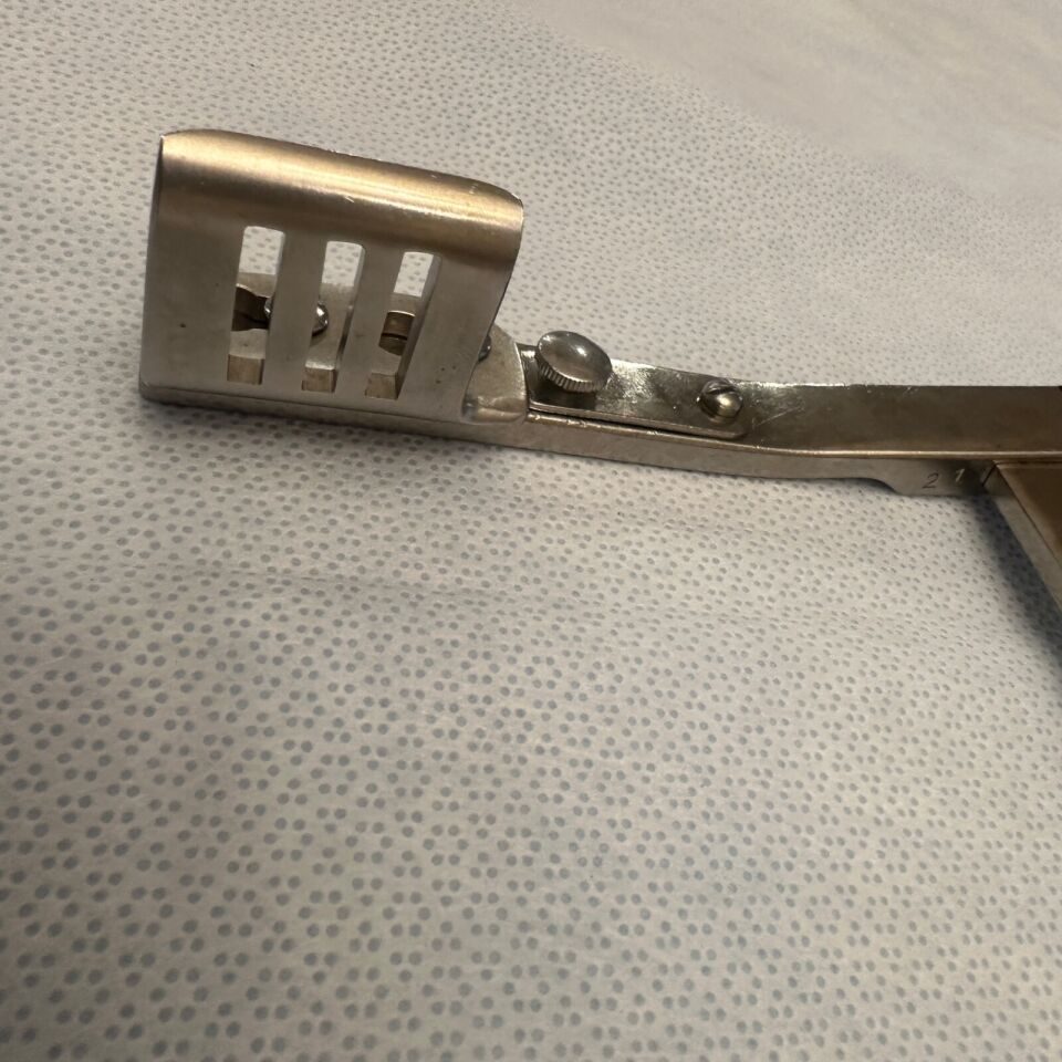 PILLING WECK 8.5"X5.5" Surgical Sternum Spreader W/ Fenestrated Blades — photo 5