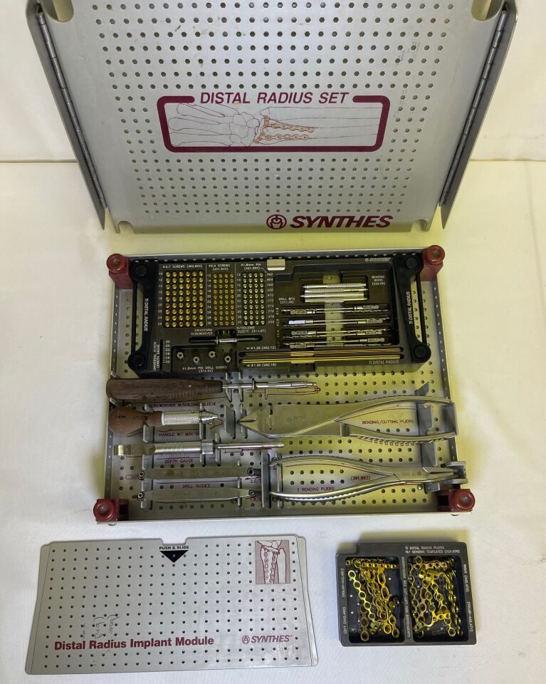 SYNTHES Various TI Distal Radius Set — photo 1