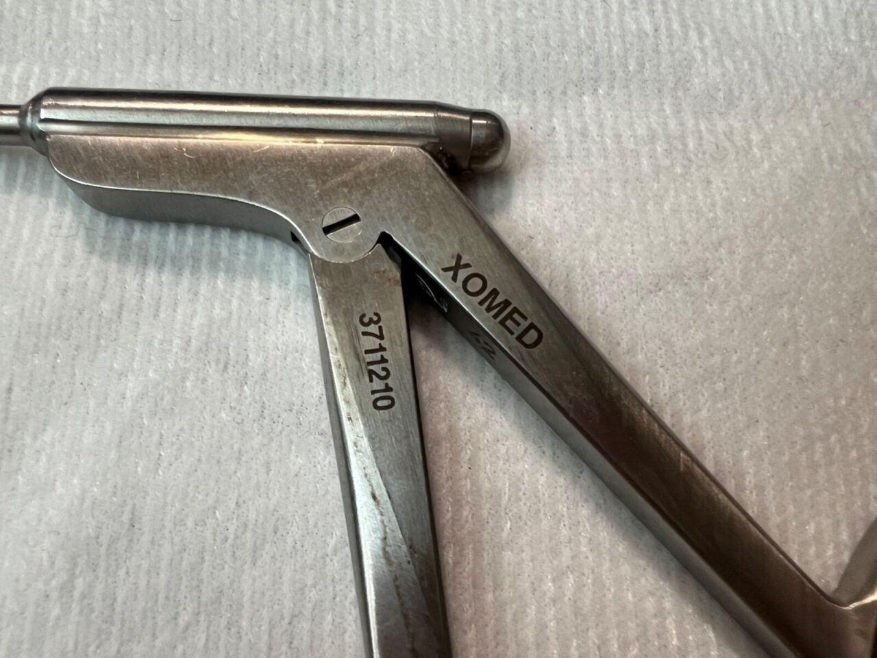 XOMED 3711210 4.5" WL Weil-Blakesley Thru-Cut Forcep 2.5mm Serrated Right Angle — photo 5