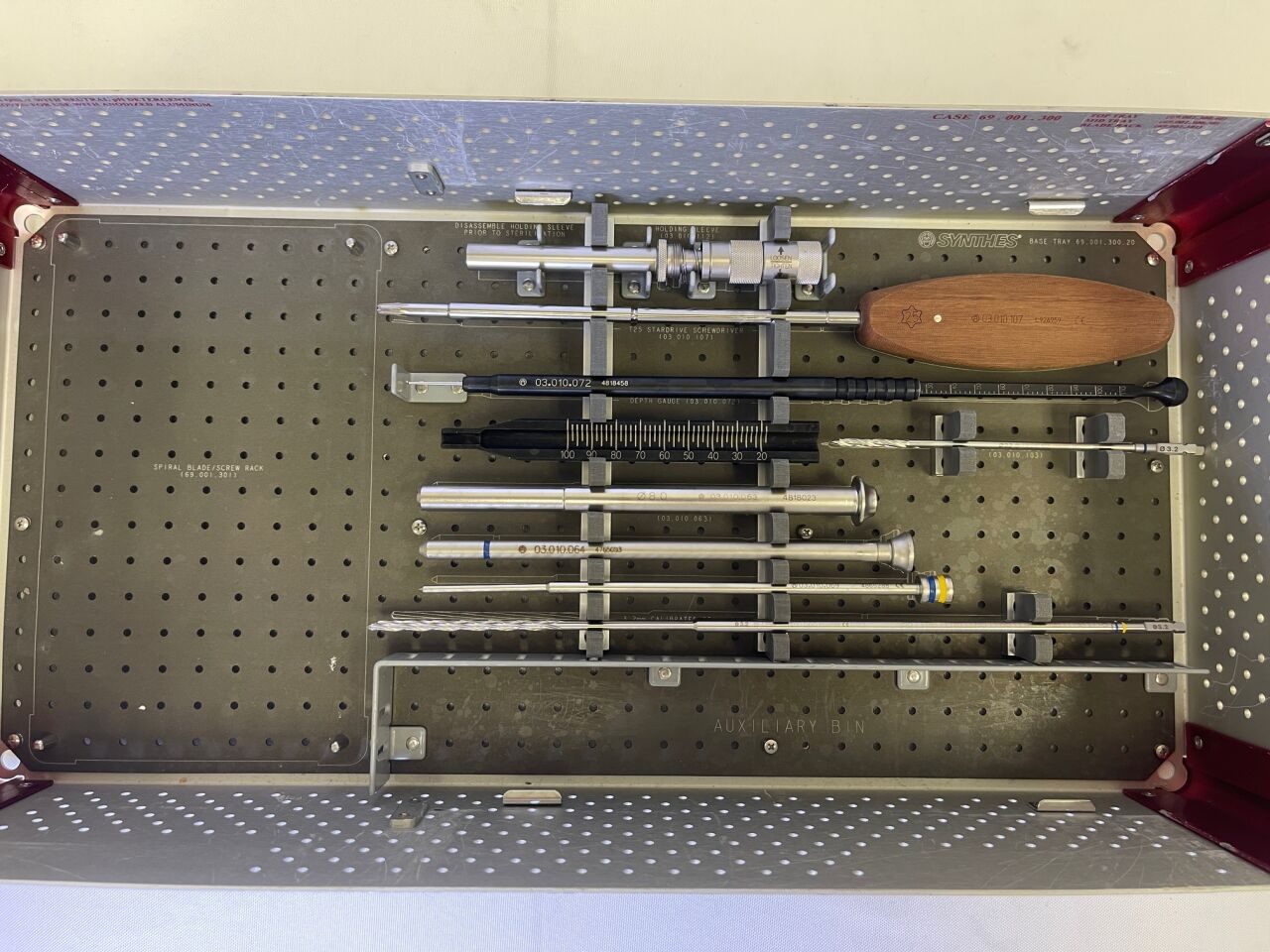 SYNTHES B 01.001.300 Humeral Nail EX Instrument & Implant Set — photo 7