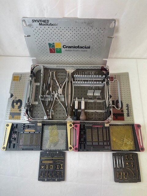SYNTHES Custom Maxillofacial Titanium Modular Fixation Set — photo 1