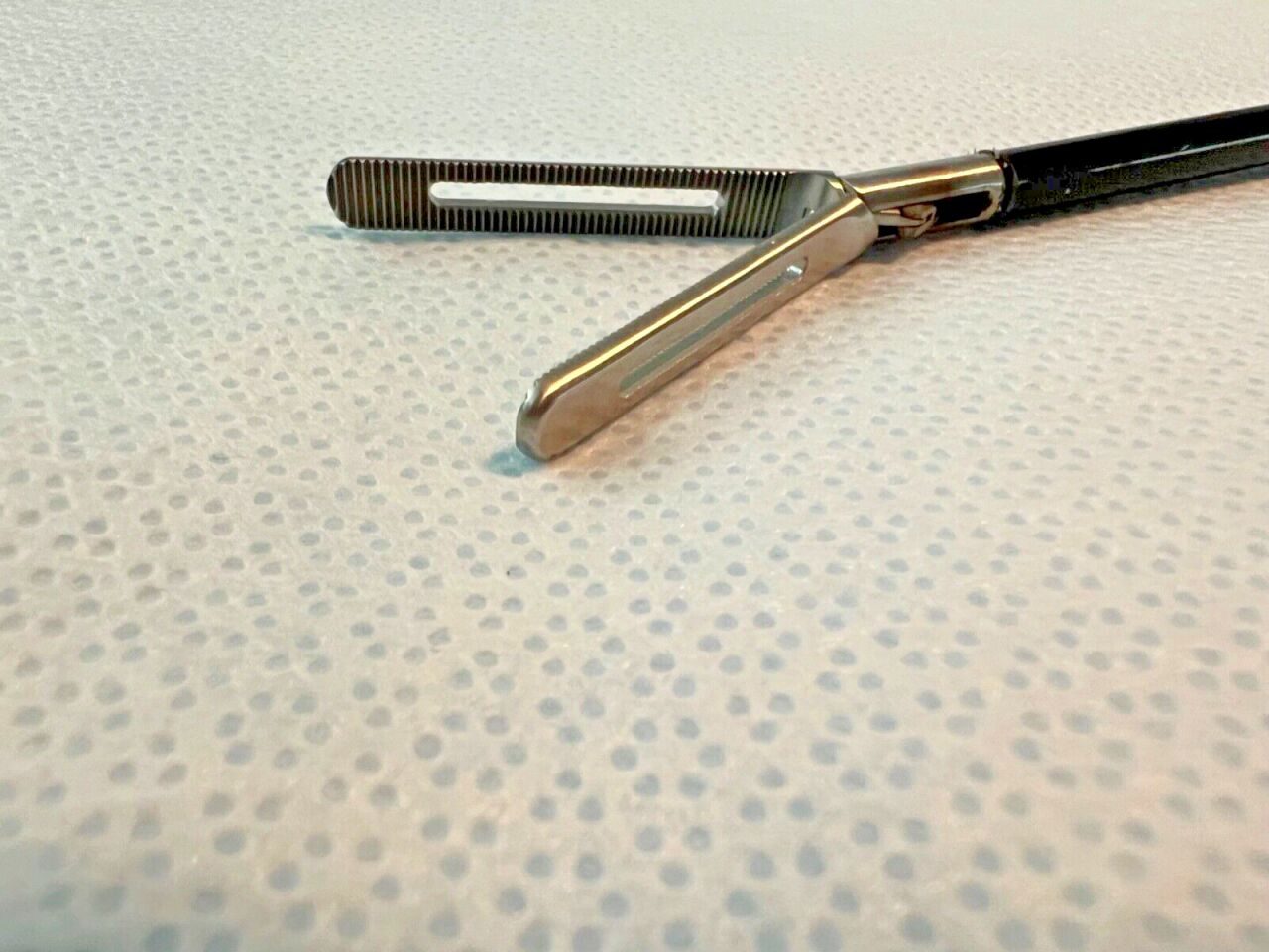 R. WOLF 8393.0002 Fenestrated Atraumatic Intestinal Grasping Forceps — photo 2