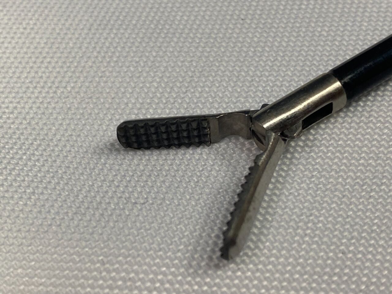 SNOWDEN-PENCER 32-9545 5mm 32cm Diamond Jaw Grasping Forceps — photo 6