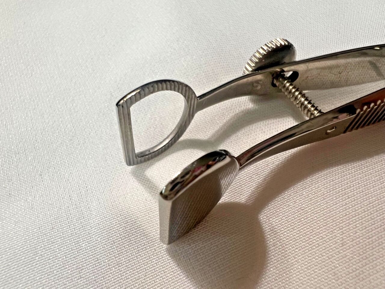 KARL STORZ E2580 Wies Chalazion Forceps 15mm Lower & 9x12mm Upper Plates 3.7" L — photo 4