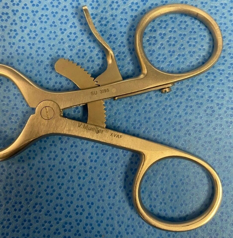 V. MUELLER SU3195 Beckman Retractor Hinged Arms 3 X 4 Sharp Prongs 6-3/4" — photo 2