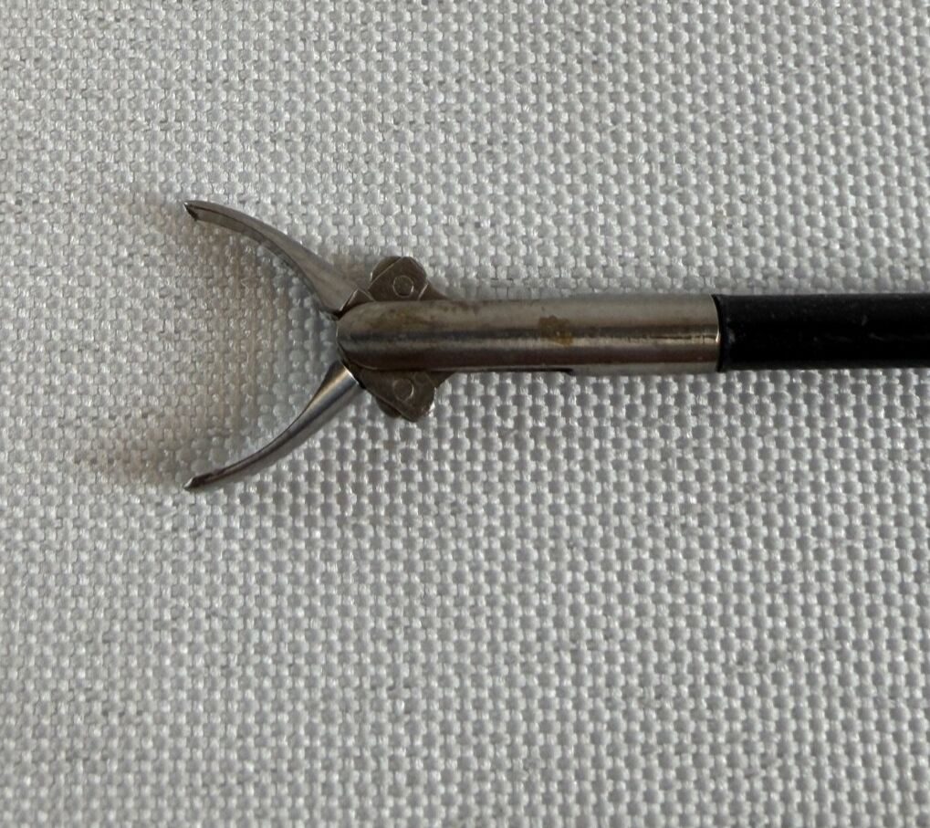 3mm x 44cm Insulated D/A Peanut Grasping Forcep OBGYN Urology Monopolar Peanut Grasping Forcep — photo 3