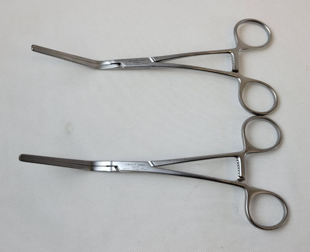 V. MUELLER CH6201 Cooley Peripheral Vascular Clamp, Angled, 1-3/4" Jaw, 7" — photo 1