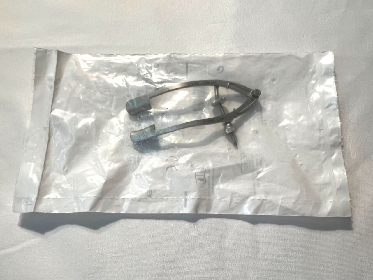 BAUSCH & LOMB E4056 Lancaster Eye Speculum 15mm Blades w/ Lock 3.5" Length