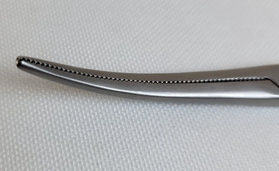 TORNIER  Crile Hemostatic Forceps Curved Jaws 7-1/2" Set of 2 — photo 6