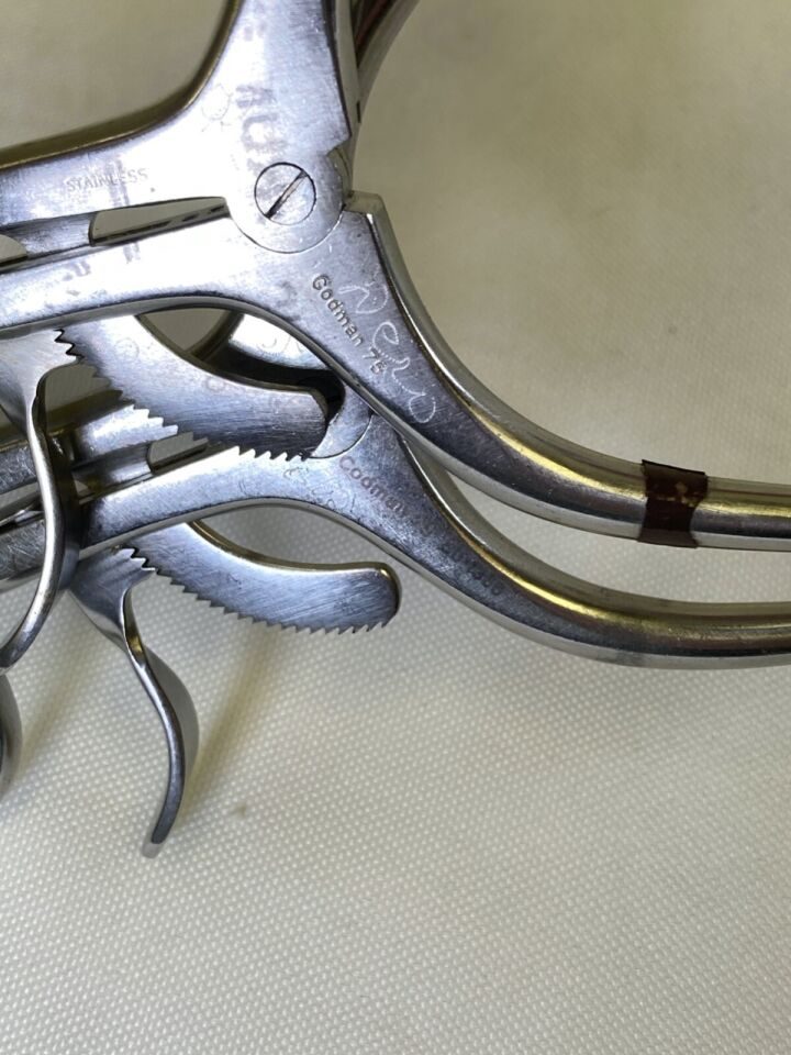CODMAN 50-1366 & 50-1365 Pair of Walton Laminectomy Retractors 32mm x 32mm Sharp — photo 2