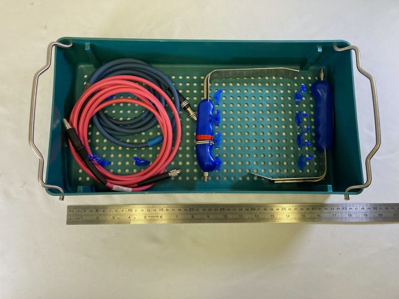 APPLIED FIBEROPTICS Britetrac Pair of Lighted Retractors w/ Light Cords & Case — photo 11