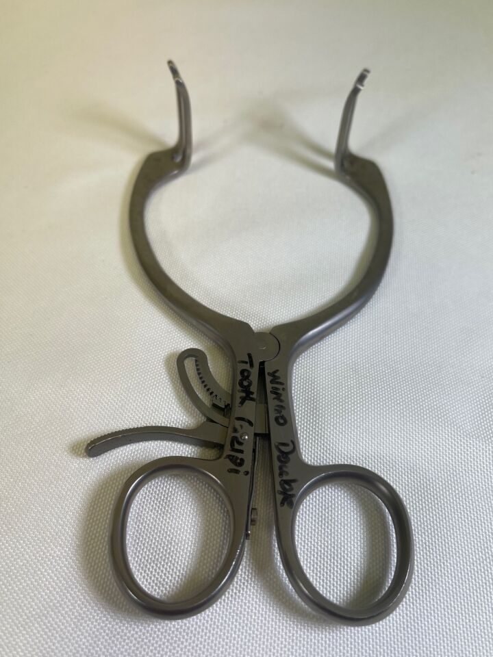 AESCULAP BV112R Mayo-Adams Self Retraining Retractor 165mm 40mm x 15mm — photo 6