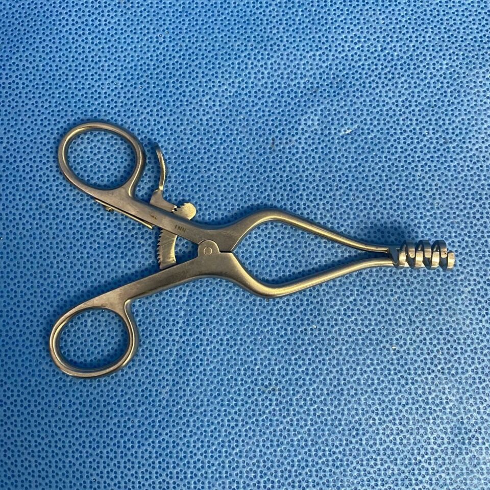 PILLING 16-5360 Self Retaining Weitlaner Retractor 3 x 4 Blunt Teeth 5-1/2in — photo 3
