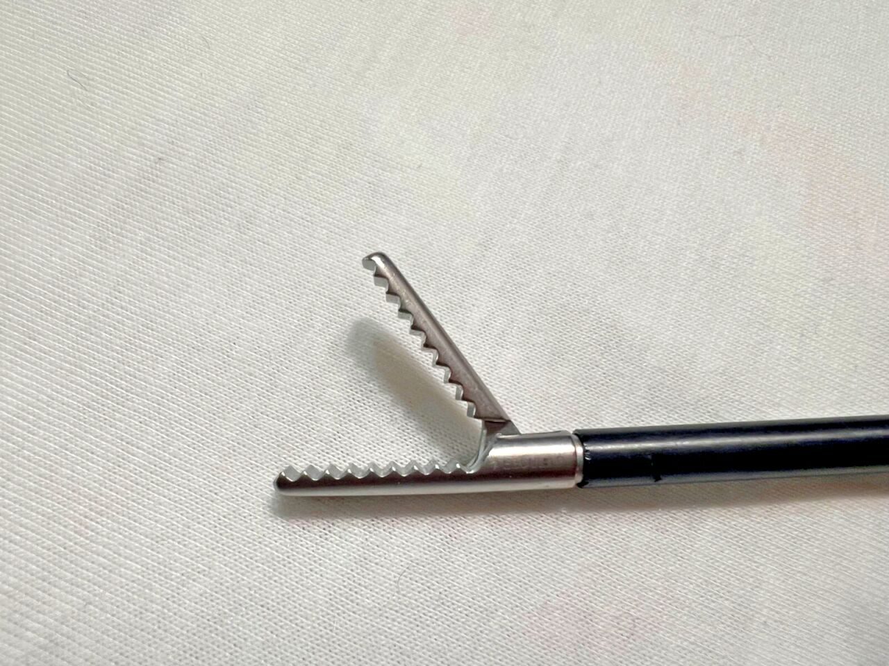 AESCULAP PO615R ADTEC Laparoscopic 5mmX31cm Monopolar Alligator Grasping Forcep — photo 2