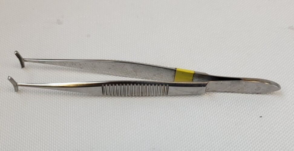 W. LORENZ 02-0153 Green Fixation Forceps 10mm T-Shaped Tips Serrated 4"
