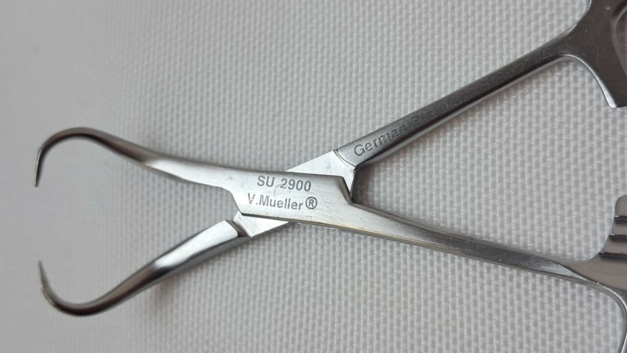 V. MUELLER SU2900 Towel Forceps, Lot of 2 — photo 3